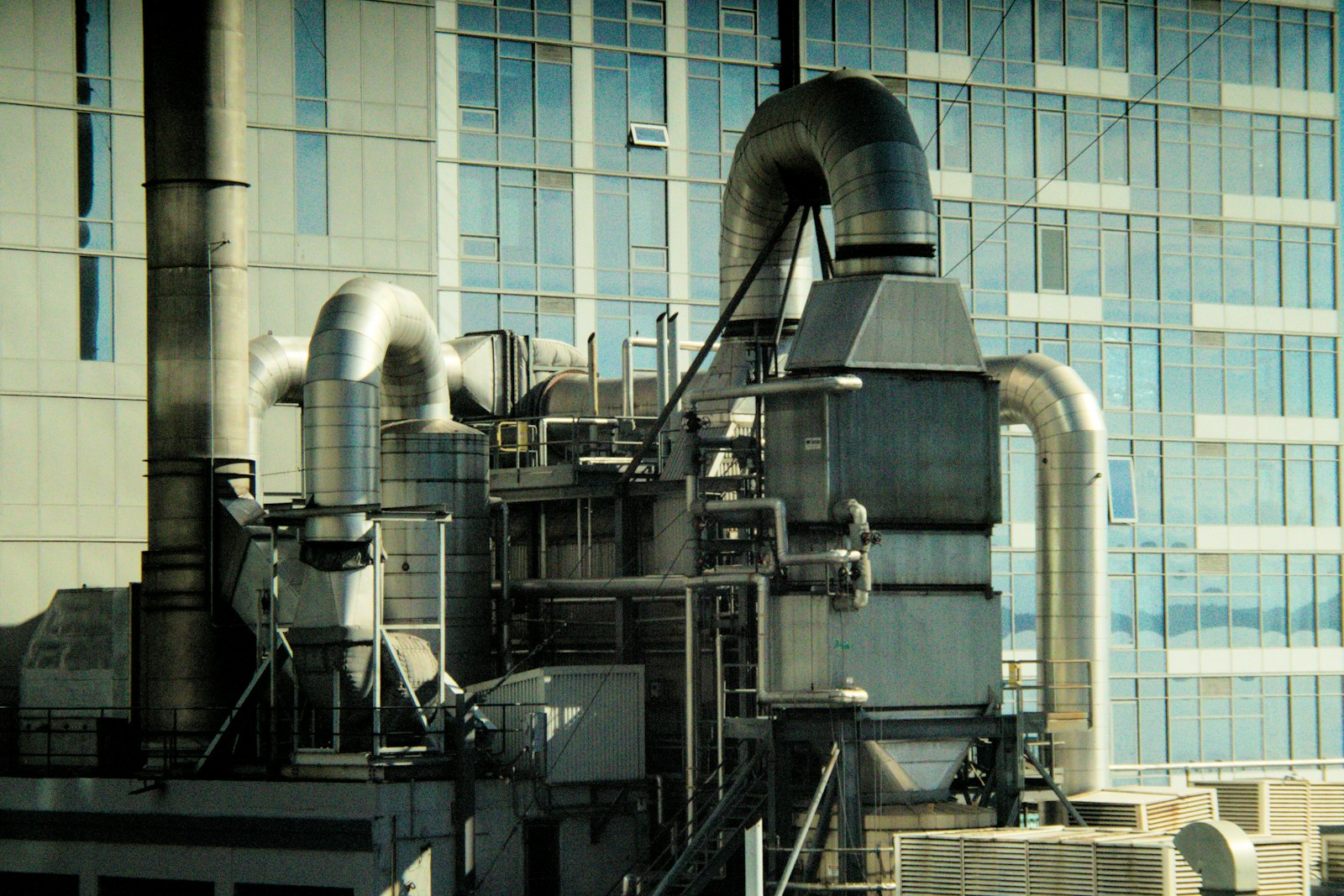 Plant equipment in an industrial hall
