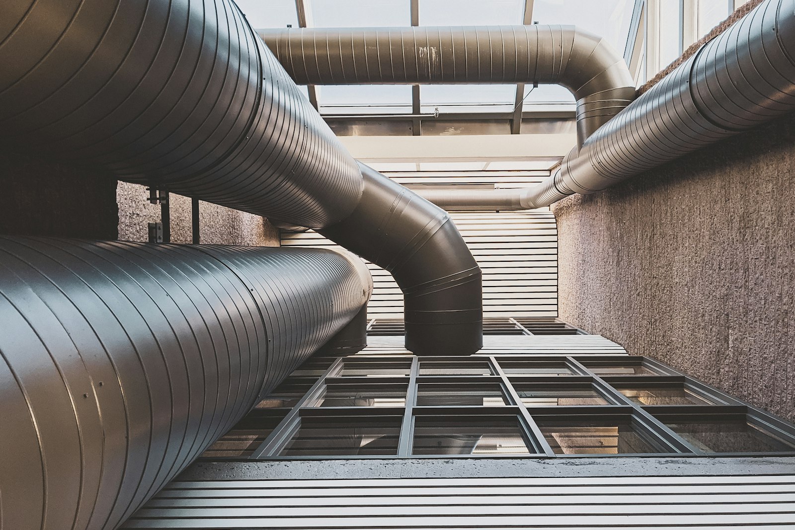 Large ducts in a plant space